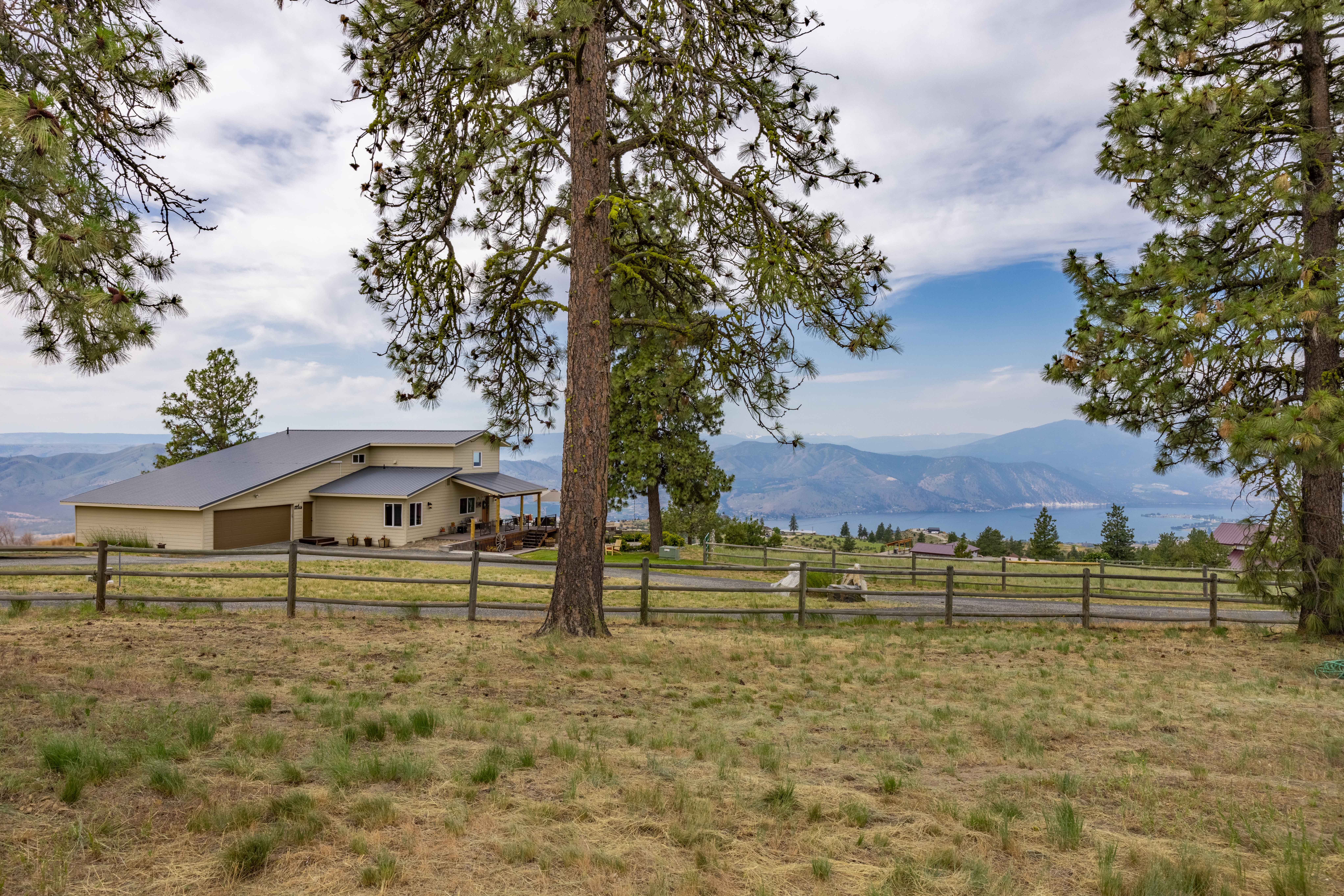 Alpine Ranch with Panoramic Lake Chelan & Mountain Views - Image 4